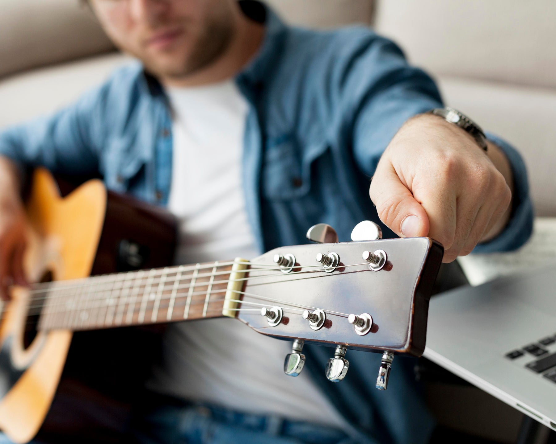 ¿Cómo afinar una guitarra acústica?