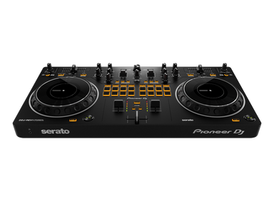 El DDJ-REV1 combina perfectamente con el software gratuito Serato DJ Lite, con un nuevo diseño de estilo de batalla que es fácil de usar y perfecto para tocar como un profesional