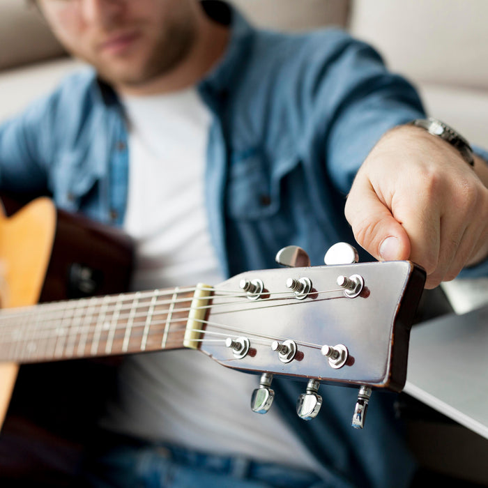 ¿Cómo afinar una guitarra acústica?