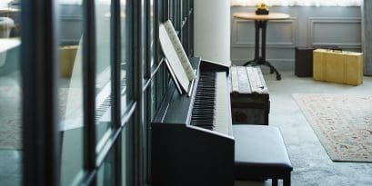 PIANO CASIO PX-870 EN COLOR BLANCO, MARRON Y NEGRO
