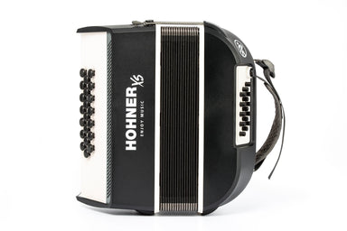 Compra acordeon marca Hohner XS perfecto para niños, cuenta con estuche negro y correa para brindar un mejor soporte. Acordeon Hohner cuenta con coro en agudos, 21 teclas en agudos