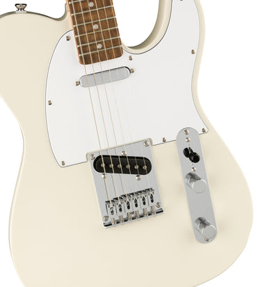 Compra guitarra Electrica Fender Squier Blanca ofrece un diseño legendario y un tono por excelencia para el aspirante a héroe de la guitarra de hoy. Guitarra Fender con cuerpo delgado y liviano